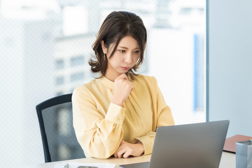 考える女性
